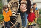 Mom Sells Old Stroller to Feed 4 Kids, Finds It on Her Doorstep the Next Day with Note Inside – Story of the Day